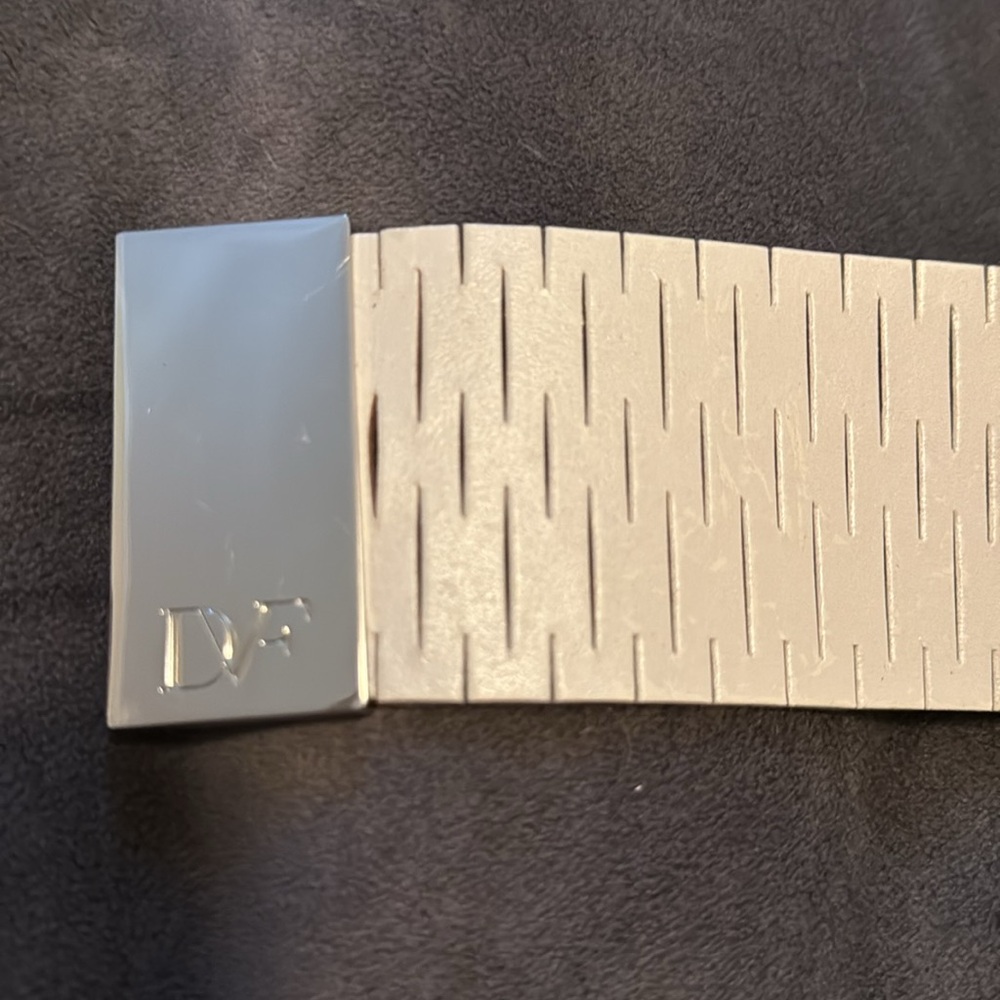 DianeVon Furstenberg Off white leather belt with logo of DV in silver. - Picture 2 of 6